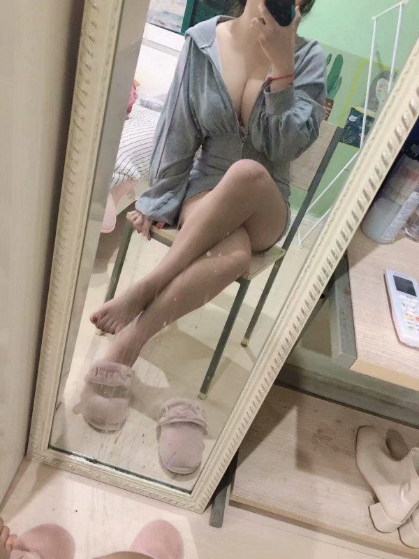 武汉大奶小姐姐